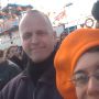 De pont naar het NDSM eiland heeft een eigen DJ en MC. Feestje! #Koninginnedag