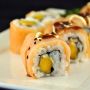 Zon zorgt voor zonnige zoete sushi's met mango en zalm. Recept op sushi-san.nl #sushi