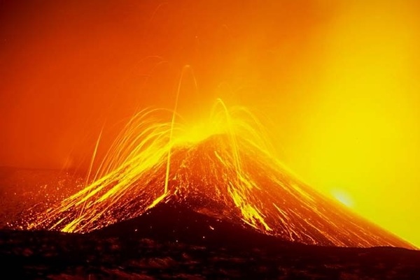 Mt Etna erupts in honor of @mariobatali  @food&wine magazine first guest editor. Congratulations 