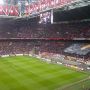 Fanatieke support gaat bij de F-side van vader op zoon. #ajahee #ajax