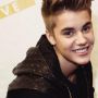  What gonna makes you fall in love? @justinbieber
btw justin ada lesung pipinya ya?so cute i love you smile:3 