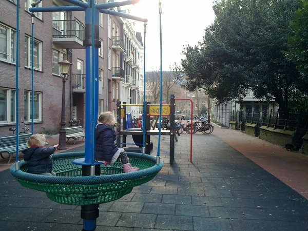 Mika spot de buurt poes...