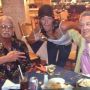 Como cuando me encontré a Ray Manzarek antes del concierto The doors en Merida Yucatán... ps al él si le pedí una foto :)