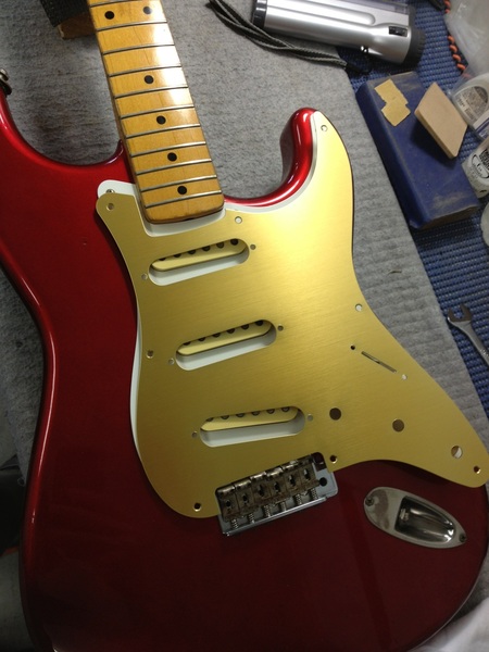 Fender ストラト8穴 アノダイズド ゴールドピックガード Amazon