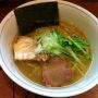 ●学芸大学 びぎ屋
白醤油ラーメン
歯応えあって旨い細麺ストレート。
白醤油と言うだけあって見た目は塩ラーメン。というか塩分高めなんで実際塩ラーメンが出てきたのかと思った。
塩辛くなる一歩手前の旨さ。叉焼も二種類、旨かった〜。