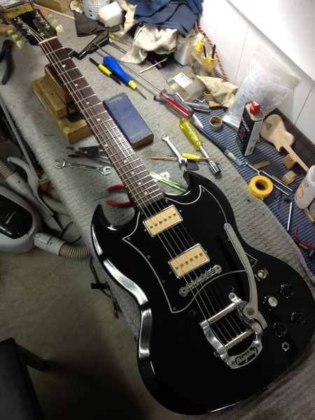 P90 SG ステンフレット 改造箇所多数 P-94とビグスビーがのっているGibson SG メンテナンス | ギターの音が