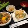 本日の気まぐれランチは
『そら豆と山ウドのかき揚げ ＆ 鶏照焼き丼』小鉢・お新香・味噌汁付き880円です。
皆様お待ちしております。