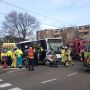 #aanrijding bus 22 en auto, Czaar Peterstraat. 2 inzittenden in wagen