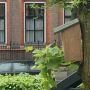 Benieuwd wie de makelaar is die dit stel begeleidt ? 