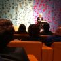 Joke van Leeuwen leest voor en wie oplet ziet daar ook @writenow2012 winnaar @vincentvanmeenen van genieten #GDMW 