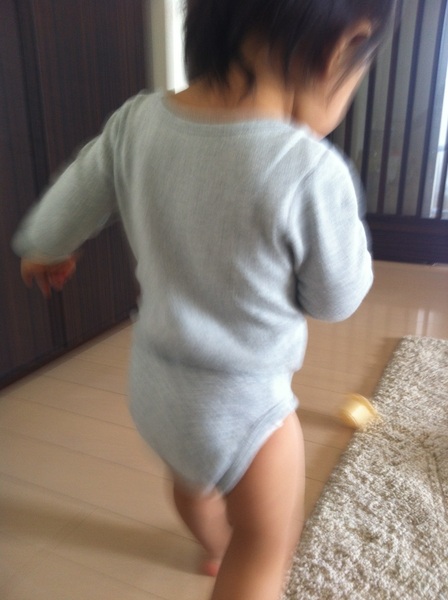 おしゃぶりはおにおの背中から見つかりました