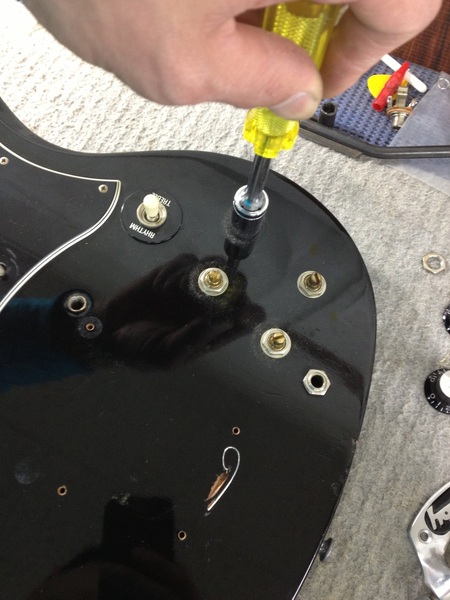 P-94とビグスビーがのっているGibson SG メンテナンス | ギターの音が